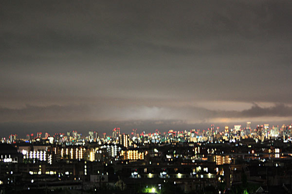 夜8 40位の夜空 大阪市内の高層ビルのむこうの空の一部が明るい 豊中 永楽荘から 大阪の空を見る My Atlantis